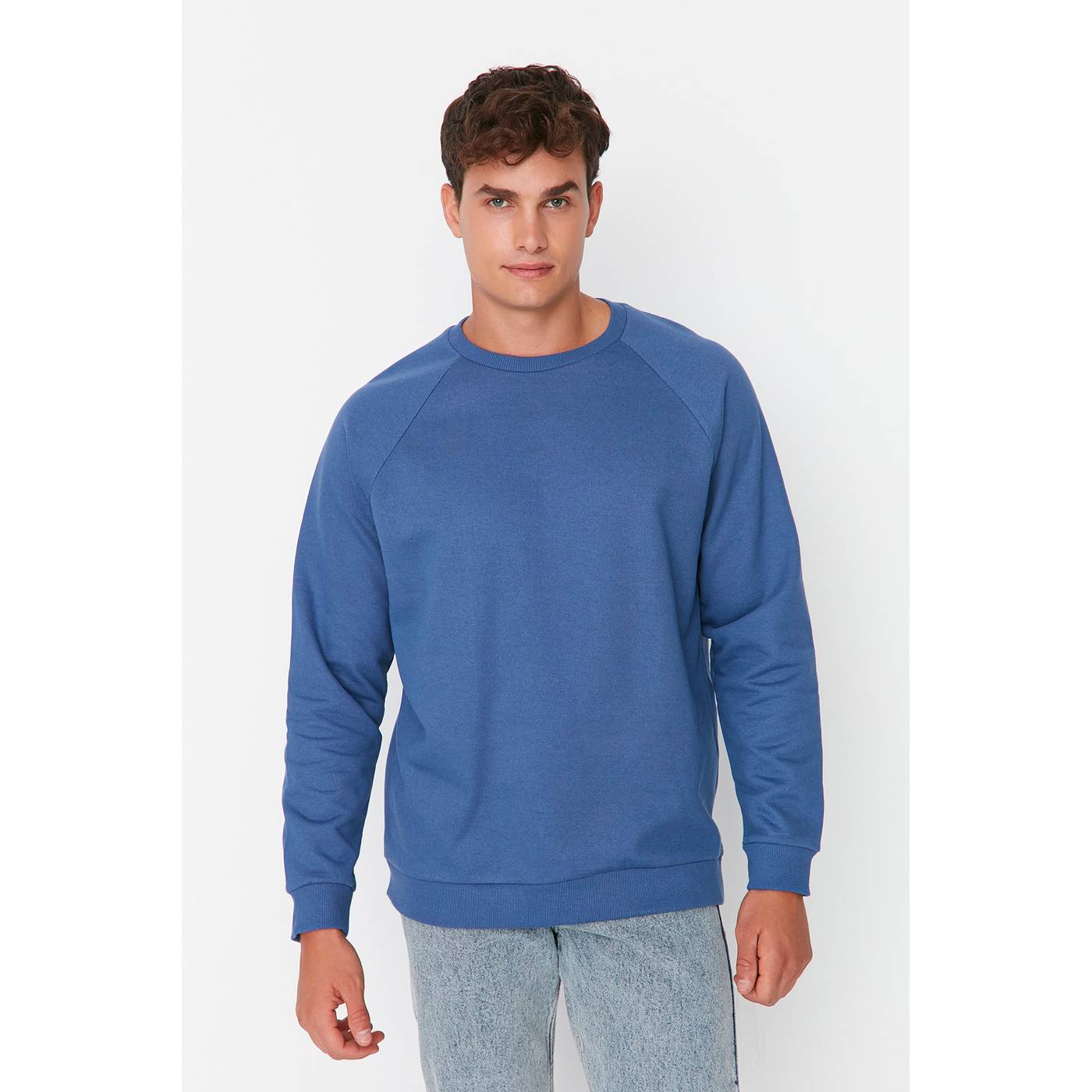 Levně Trendyol Navy Blue Men's Basic Oversize Fit Crew Neck Raglan Sleeve Sweatshirt